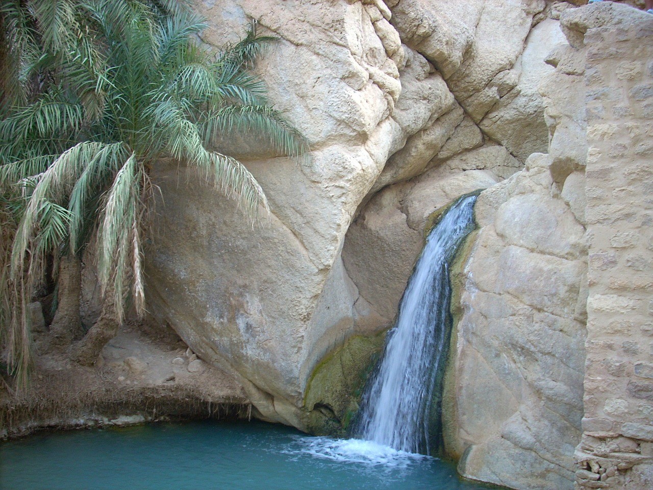 Tunesischer Felsen mit Wasserfall